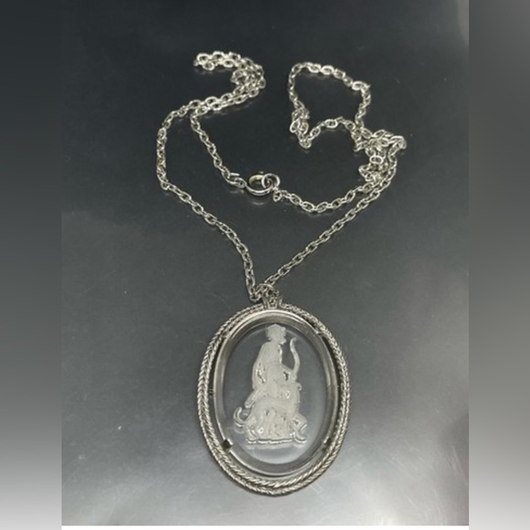 Vintage Avon Goddess Diana Huntress Intaglio Glass Cameo Pendant Necklace 1973 - Picture 4 of 4